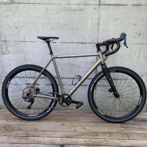 Gravel bike Curve GXR with 27.5 inch wheels and stylish carbon fork
